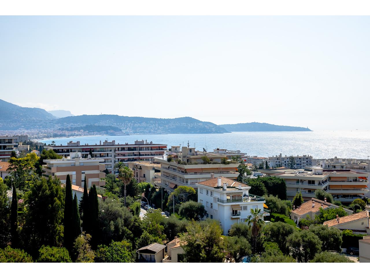 Nice Riviera - Agence Immobiliére Nice Côte d'Azur | VASTE APPARTEMENT CONTEMPORAIN ENTIÈREMENT RÉNOVÉ AVEC TERRASSE ET VUE MER PANORAMIQUE