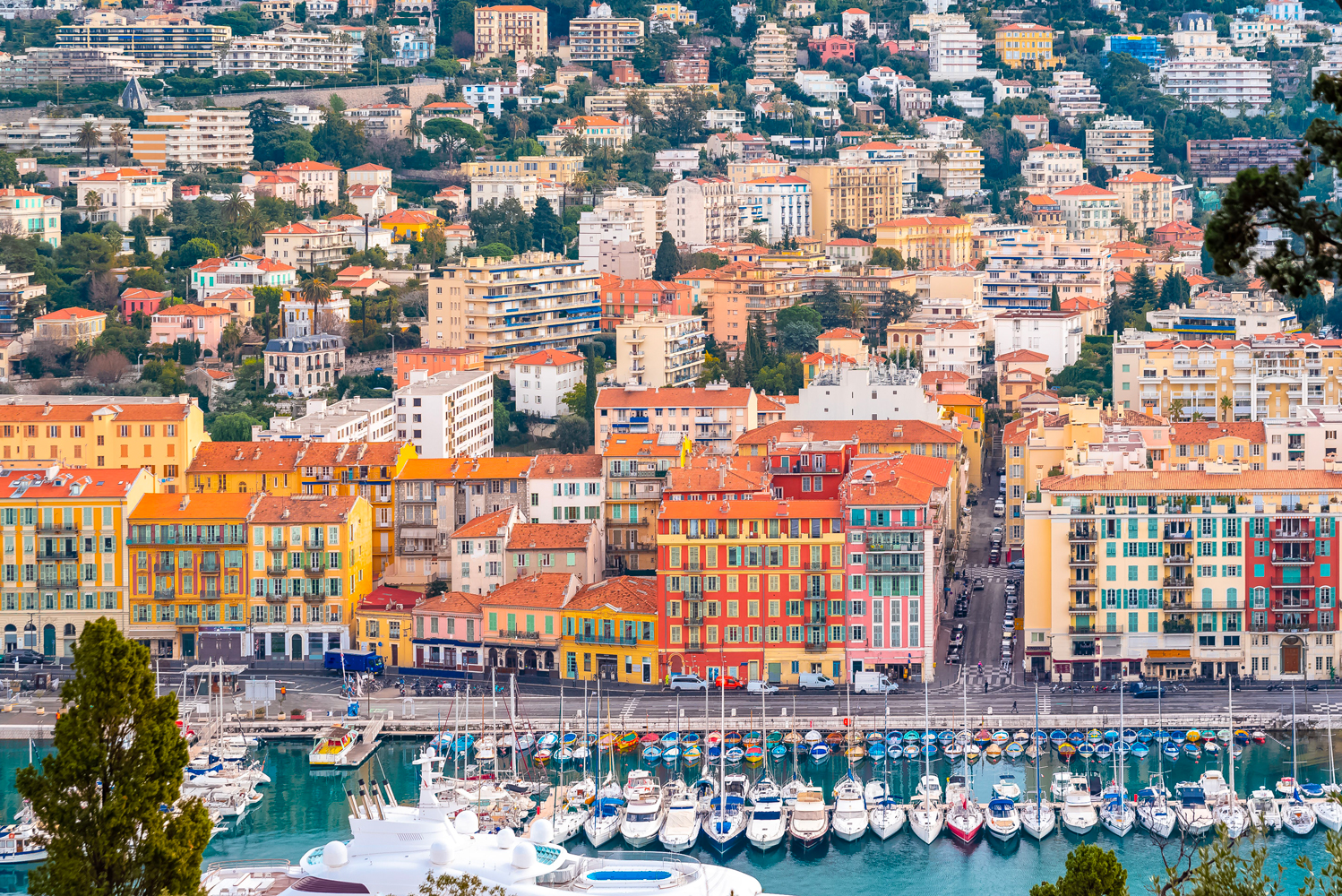 L’évolution du marché immobilier à Nice en 2024 : Tendances et opportunités pour les acheteurs et investisseurs.  Le marché immobilier à Nice, joyau de la Côte d’Azur, continue d’évoluer en 2024.  Connue pour ses paysages magnifiques, son climat ensoleillé et son attrait touristique, Nice attire à la fois les acheteurs de résidences principales, les investisseurs et ceux en quête de résidences secondaires.  Mais quelles sont les tendances du marché cette année et quelles opportunités s’offrent aux acheteurs et investisseurs ?  Les tendances du marché en 2024.  En 2024, Nice bénéficie toujours d’une forte demande, tant pour l’achat que pour la location. Toutefois, plusieurs facteurs influencent les prix et les opportunités d’investissement cette année :          1.      Prix au mètre carré encore en hausse :  Nice est l’une des rares villes de France où les prix ont encore augmenté depuis un an.  Certains secteurs prisés continuent d’afficher des prix élevés, tandis que des quartiers en développement comme Riquier ou certains endroits de Nice Nord offrent encore des opportunités intéressantes à des prix plus abordables.          2.      La demande pour les résidences secondaires reste forte : Avec son attractivité touristique et son ensoleillement, Nice reste une destination privilégiée pour les acquéreurs de résidences secondaires.  Les acheteurs étrangers, notamment en provenance du nord de l’Europe, mais aussi  des Français d’autres régions,  continuent de se montrer intéressés, surtout pour des biens à l’emplacement privilégié.          3.      Impact du télétravail et du nomadisme numérique : L’évolution vers un mode de travail plus flexible continue de stimuler le marché immobilier dans des zones comme Nice.  De plus en plus de travailleurs recherchent des logements leur permettant de conjuguer qualité de vie et travail à distance, ce qui maintient la pression sur la demande de biens avec des espaces extérieurs et des accès facilités aux commodités.  Les opportunités d’investissement en 2024.  Le marché niçois présente toujours des opportunités d’investissement intéressantes, surtout pour ceux qui souhaitent diversifier leur portefeuille immobilier ou générer des revenus locatifs.          1.      Investissement locatif saisonnier : Nice, avec ses millions de visiteurs chaque année, reste une excellente opportunité pour ceux qui souhaitent investir dans la location saisonnière.  Les biens bien situés dans le centre, le quartier du port ou dans le Vieux-Nice sont particulièrement recherchés pour les locations de courte durée.  Attention cependant à la législation locale qui encadre de plus en plus les locations touristiques.          2.      Quartiers émergents : Certains quartiers encore en développement, représentent de belles opportunités pour les investisseurs à la recherche de biens à plus faible coût avec un fort potentiel de valorisation dans les années à venir.  Ces secteurs bénéficient de projets de réaménagements urbains qui pourraient attirer de nouveaux acheteurs à moyen terme.          3.      Rendements locatifs attractifs : Avec des prix d’achat parfois plus abordables que dans d’autres grandes villes françaises, et une demande locative forte (étudiants, touristes, professionnels en déplacement), les rendements locatifs à Nice peuvent être intéressants.  Les quartiers proches des universités et des centres d’affaires attirent une clientèle locative régulière et assurent ainsi une rentabilité stable.  Les nouvelles régulations et législations en 2024.  Le secteur immobilier est également influencé par plusieurs évolutions réglementaires en 2024, notamment sur la rénovation énergétique des bâtiments.  Le cadre législatif, avec des normes de plus en plus strictes, incite les propriétaires à entreprendre des travaux pour améliorer la performance énergétique de leurs biens.  Cela peut représenter un coût initial, mais aussi une opportunité d’augmenter la valeur du bien et d’attirer une clientèle plus sensible à ces enjeux.  En conclusion, le marché immobilier à Nice en 2024 offre des perspectives variées. Q ue vous soyez acheteur, investisseur ou propriétaire souhaitant revendre, il est essentiel de bien comprendre les dynamiques locales et les tendances qui façonnent ce marché en constante évolution.  Faites-vous accompagner par NICE RIVIERA pour saisir les meilleures opportunités et éviter les écueils potentiels