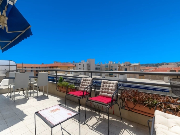 NICE CARRÉ D’OR – DERNIER ÉTAGE – TERRASSE – VUE DÉGAGÉE