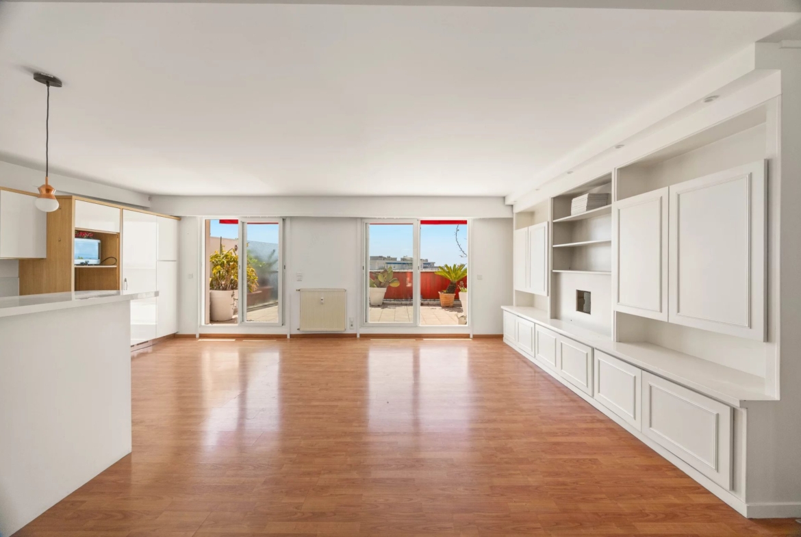 NICE OUEST FAC DE LETTRE – SUPERBE DERNIER ETAGE  AVEC GRANDES TERRASSES ET VUE MER