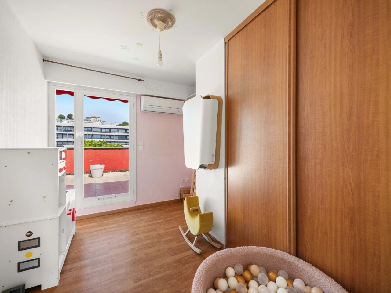 NICE OUEST FAC DE LETTRE – SUPERBE DERNIER ETAGE  AVEC GRANDES TERRASSES ET VUE MER