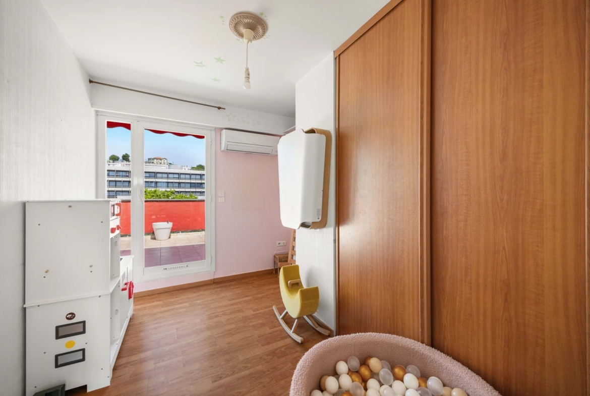 NICE OUEST FAC DE LETTRE – SUPERBE DERNIER ETAGE  AVEC GRANDES TERRASSES ET VUE MER