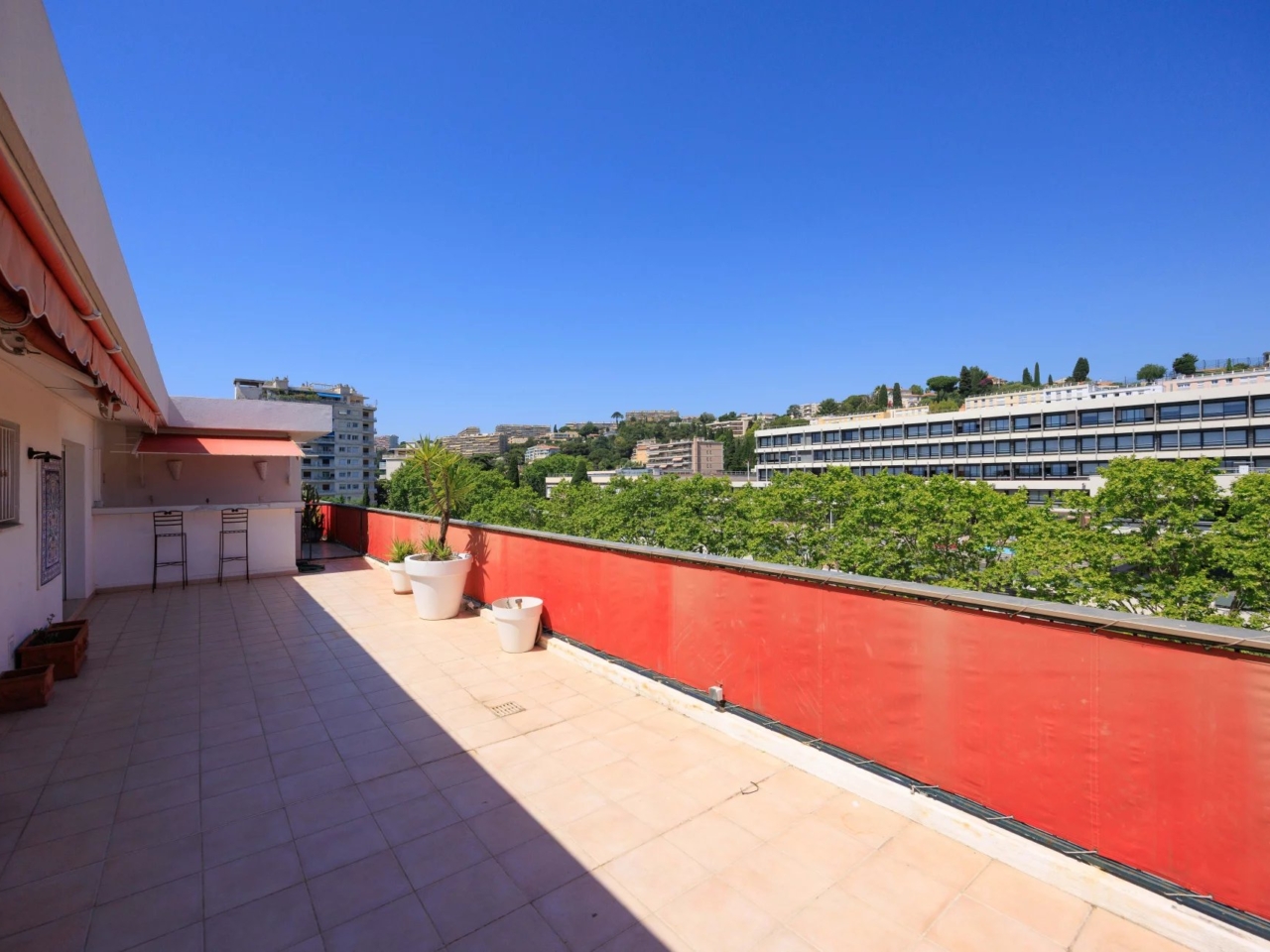 NICE OUEST FAC DE LETTRE – SUPERBE DERNIER ETAGE  AVEC GRANDES TERRASSES ET VUE MER
