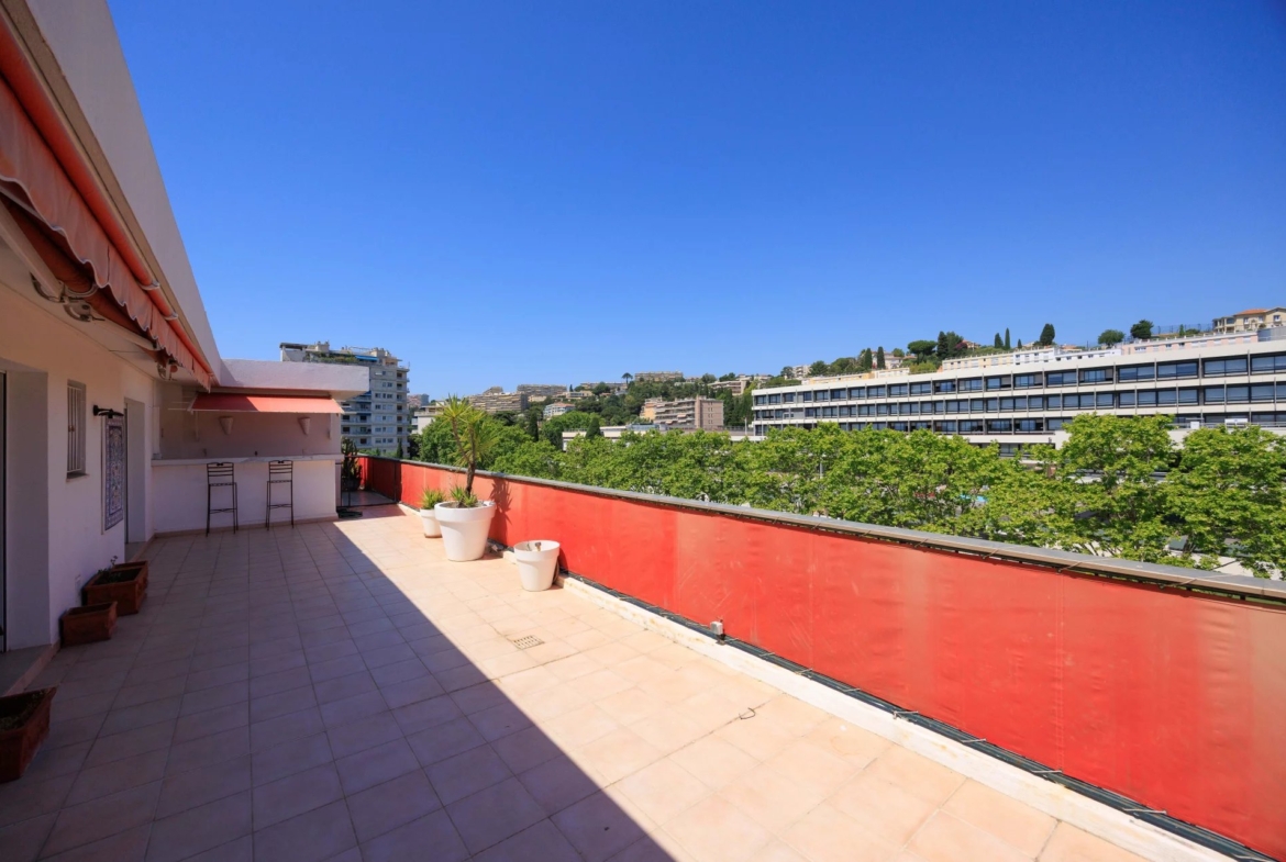 NICE OUEST FAC DE LETTRE – SUPERBE DERNIER ETAGE  AVEC GRANDES TERRASSES ET VUE MER