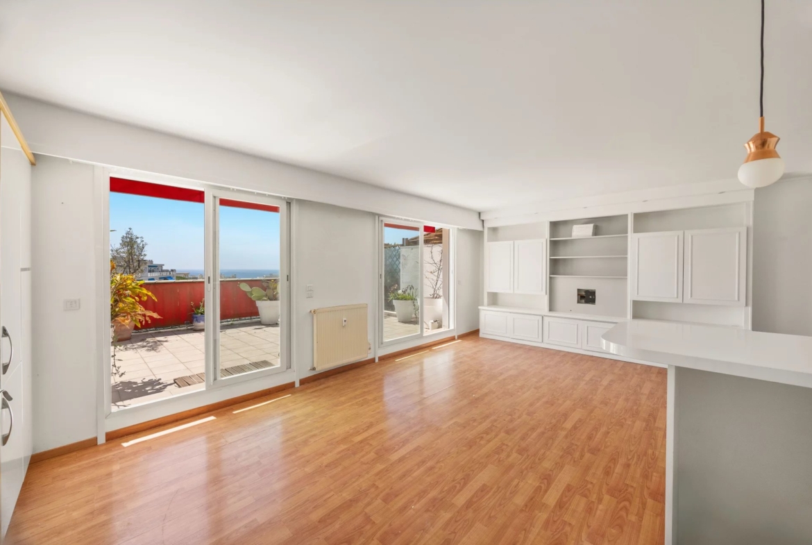 NICE OUEST FAC DE LETTRE – SUPERBE DERNIER ETAGE  AVEC GRANDES TERRASSES ET VUE MER