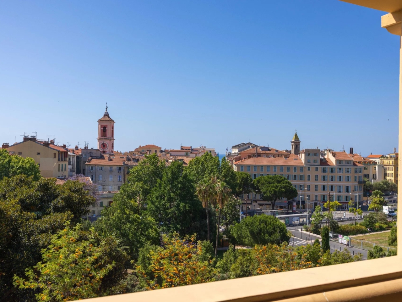 SUPERBE APPARTEMENT AVEC VUE PANORAMIQUE AU COEUR DE LA VILLE