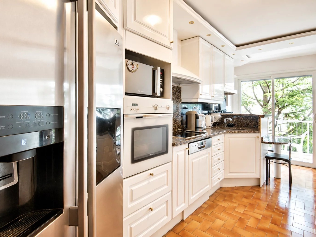 NICE CORNICHE BELLEVUE – DANS UNE RESIDENCE DE STANDING AVEC PISCINE,  GRAND 3 P DE 80M2 AVEC VUE PANORAMIQUE