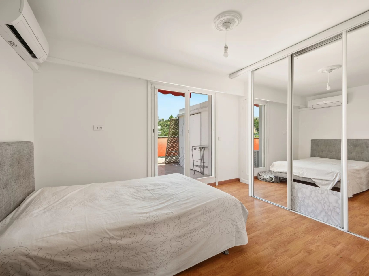 NICE OUEST FAC DE LETTRE – SUPERBE DERNIER ETAGE  AVEC GRANDES TERRASSES ET VUE MER