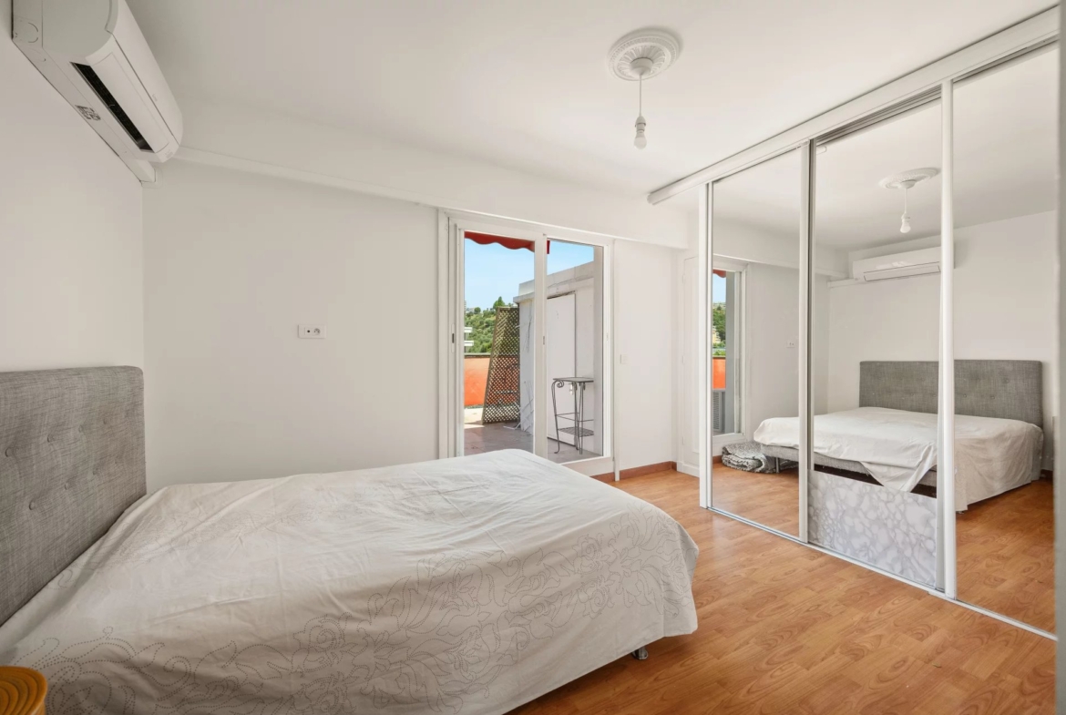 NICE OUEST FAC DE LETTRE – SUPERBE DERNIER ETAGE  AVEC GRANDES TERRASSES ET VUE MER