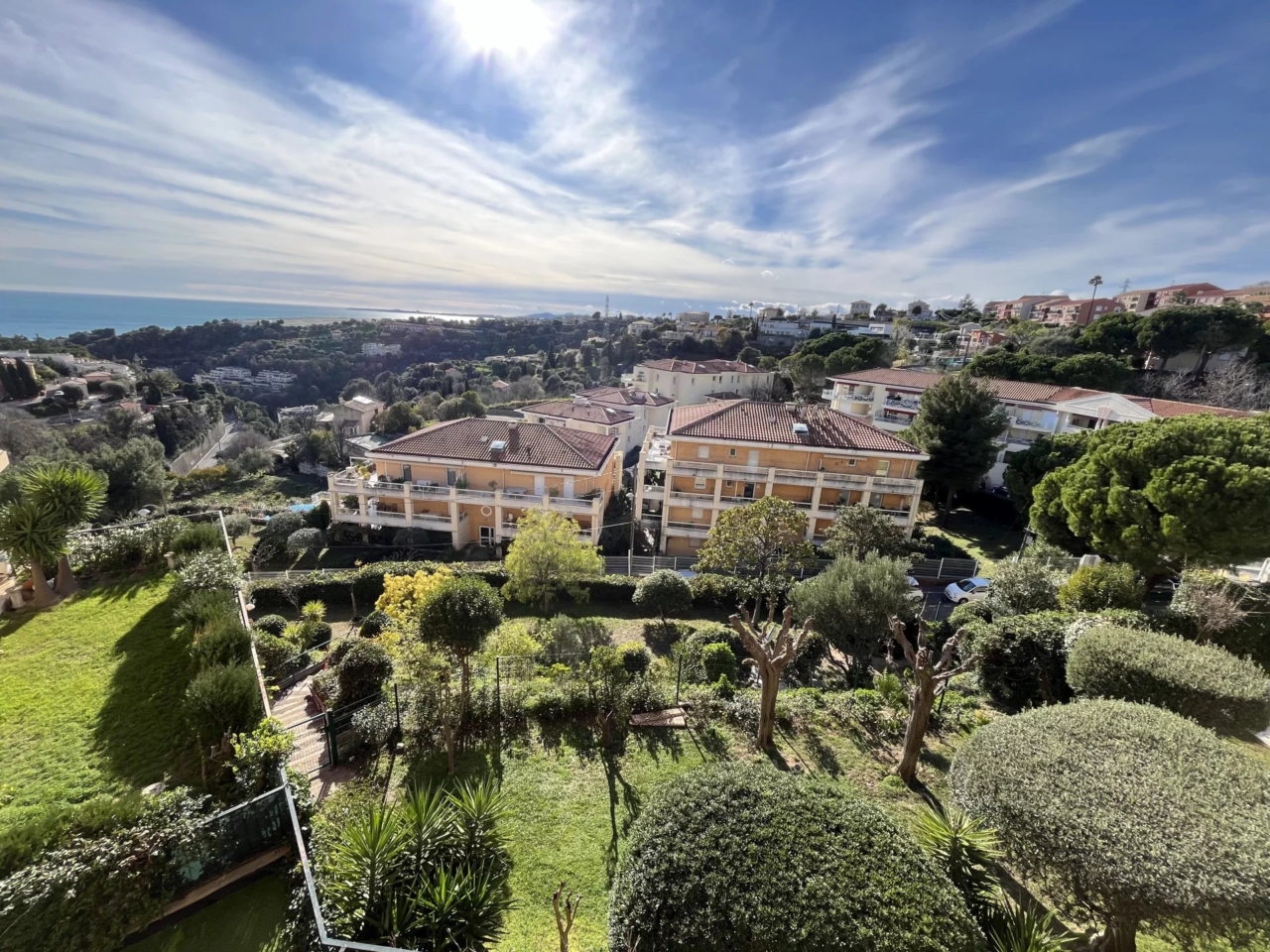 NICE CORNICHE BELLEVUE – DANS UNE RESIDENCE DE STANDING AVEC PISCINE,  GRAND 3 P DE 80M2 AVEC VUE PANORAMIQUE