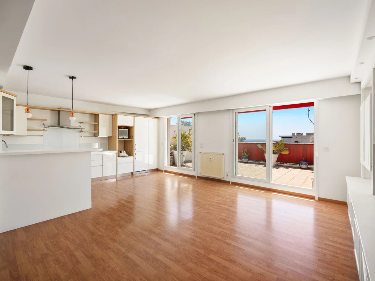 NICE OUEST FAC DE LETTRE – SUPERBE DERNIER ETAGE  AVEC GRANDES TERRASSES ET VUE MER
