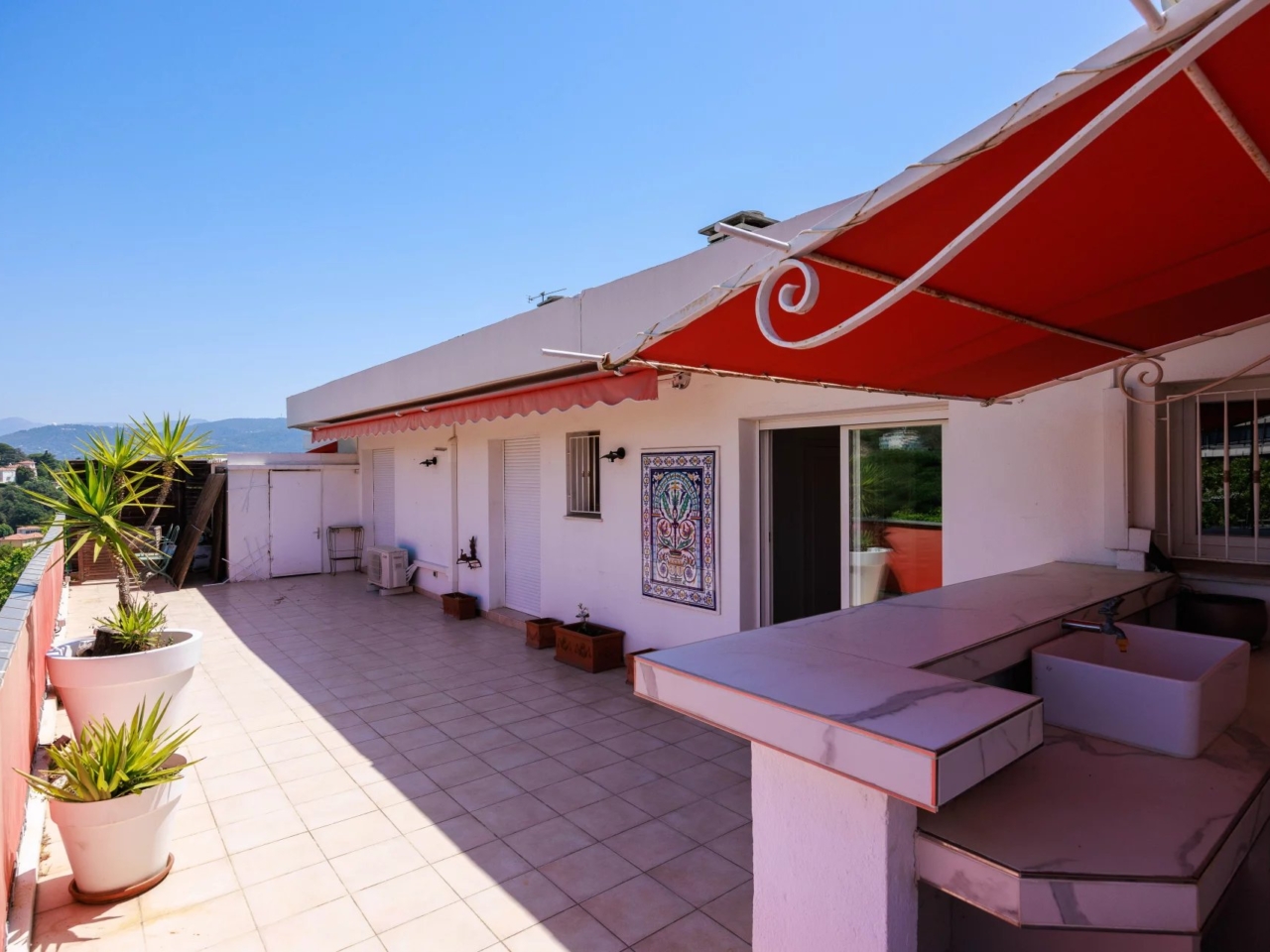 NICE OUEST FAC DE LETTRE – SUPERBE DERNIER ETAGE  AVEC GRANDES TERRASSES ET VUE MER