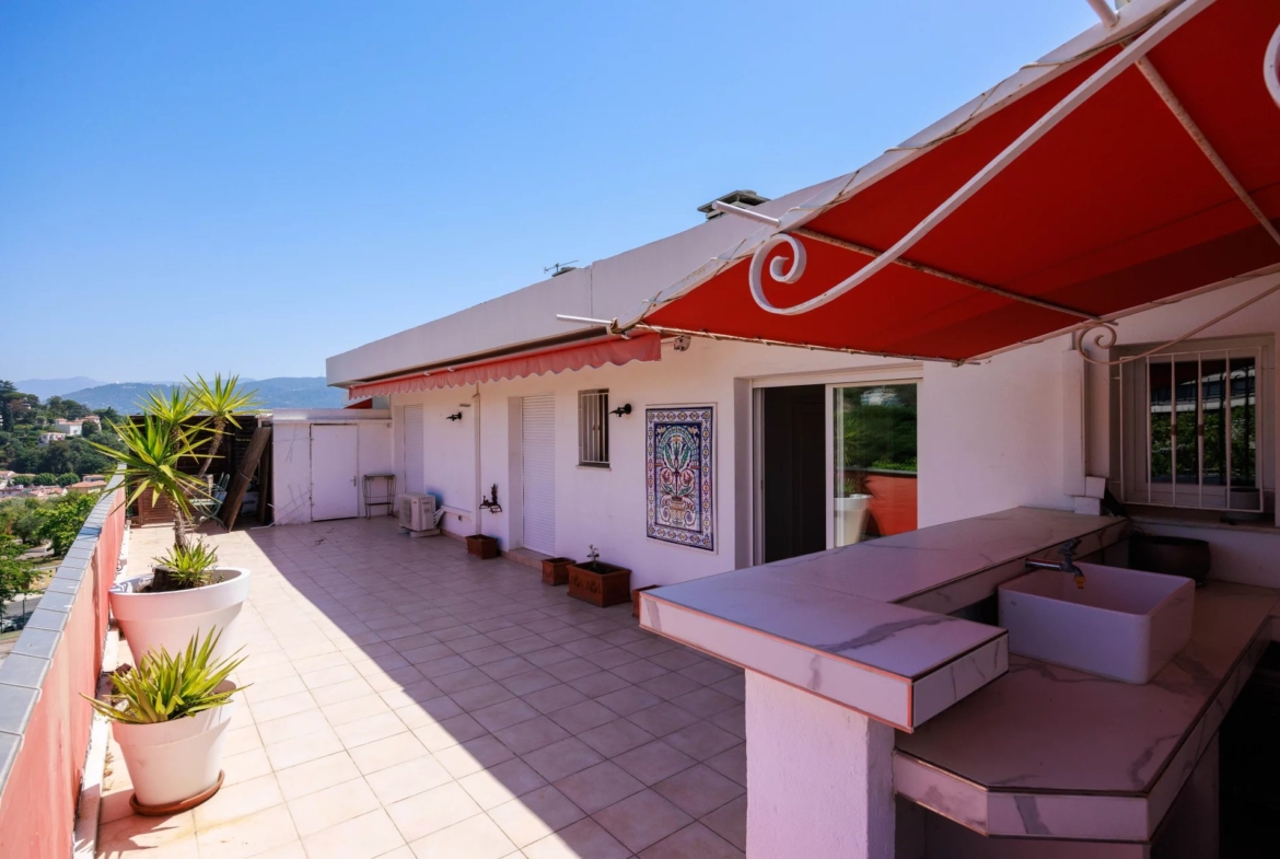NICE OUEST FAC DE LETTRE – SUPERBE DERNIER ETAGE  AVEC GRANDES TERRASSES ET VUE MER