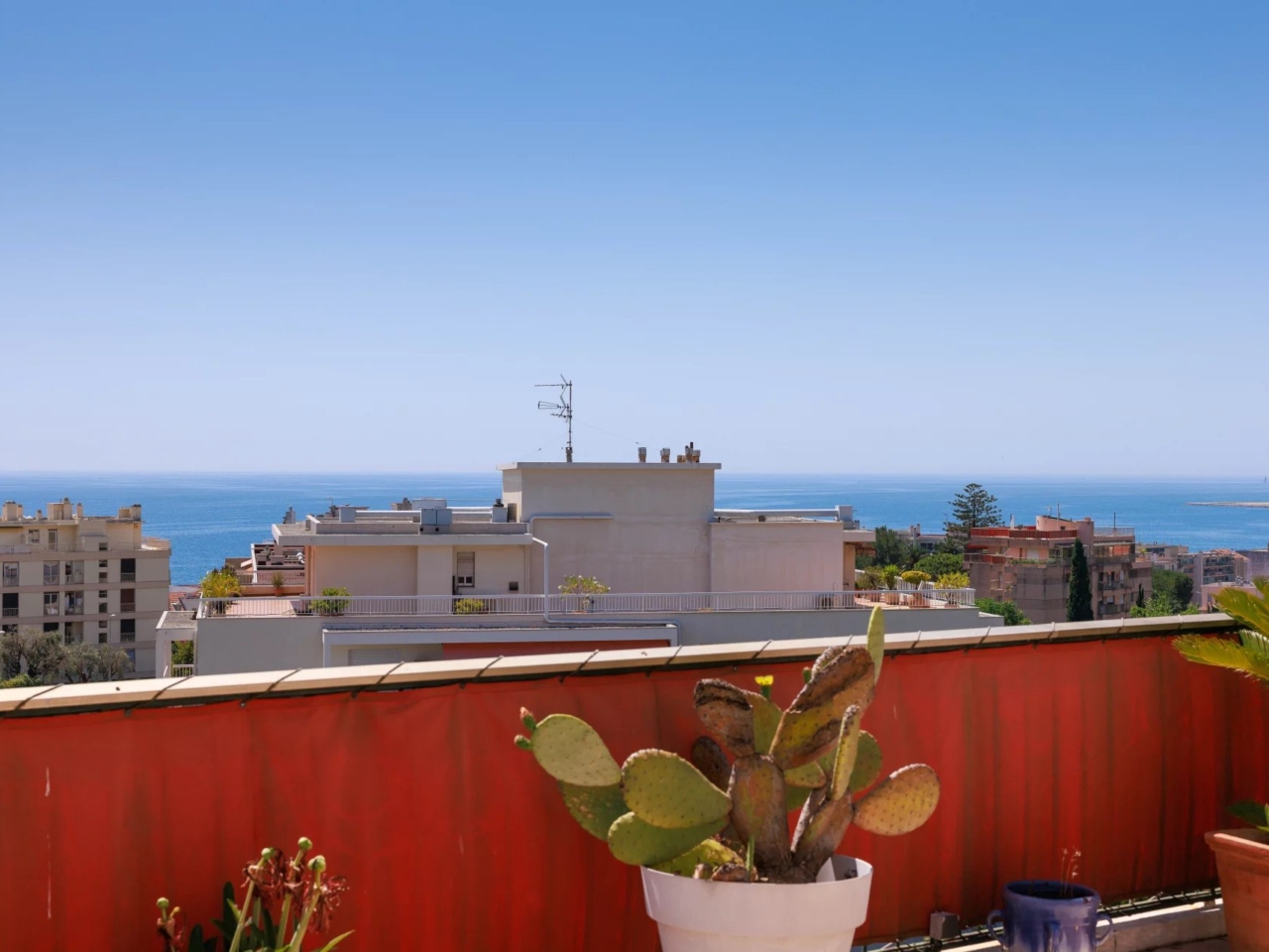 NICE OUEST FAC DE LETTRE – SUPERBE DERNIER ETAGE  AVEC GRANDES TERRASSES ET VUE MER