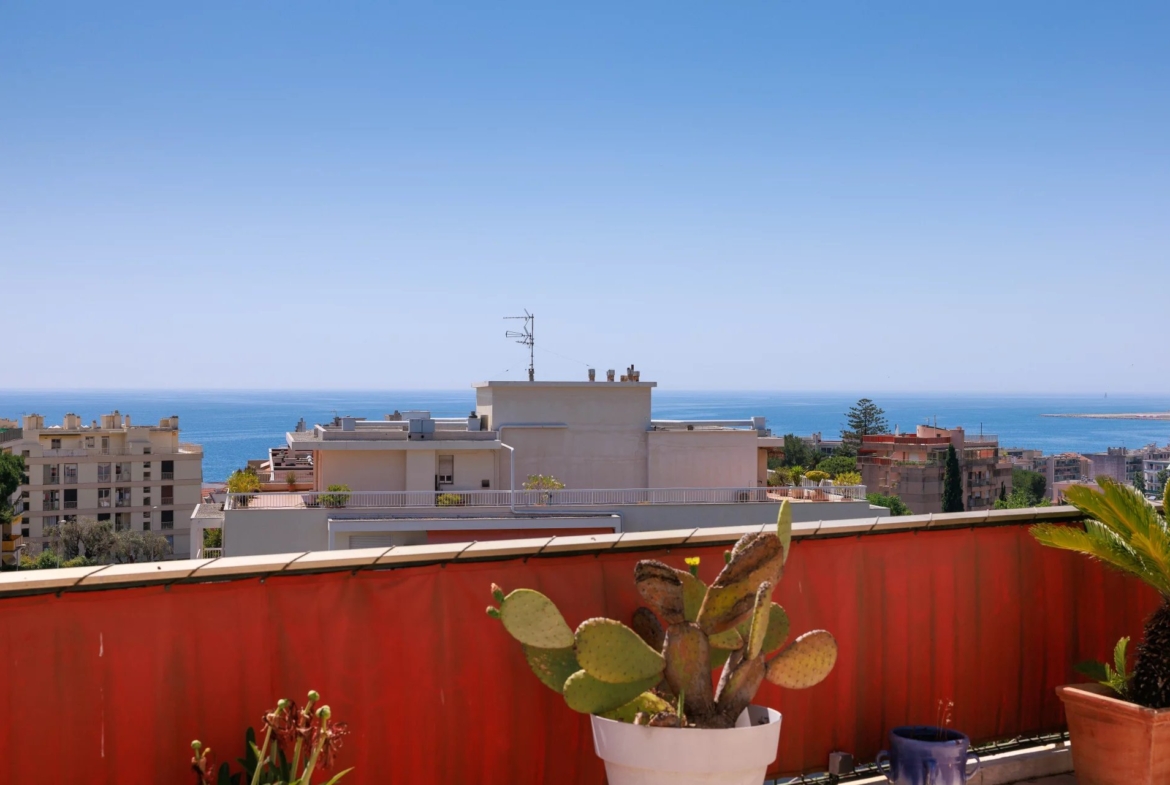 NICE OUEST FAC DE LETTRE – SUPERBE DERNIER ETAGE  AVEC GRANDES TERRASSES ET VUE MER