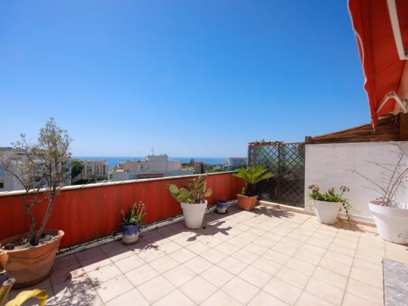 NICE OUEST FAC DE LETTRE – SUPERBE DERNIER ETAGE  AVEC GRANDES TERRASSES ET VUE MER