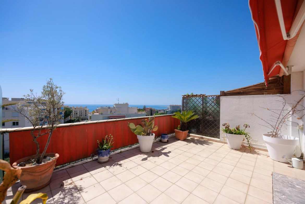NICE OUEST FAC DE LETTRE – SUPERBE DERNIER ETAGE  AVEC GRANDES TERRASSES ET VUE MER