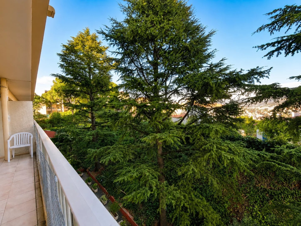NICE CORNICHE BELLEVUE – DANS UNE RESIDENCE DE STANDING AVEC PISCINE,  GRAND 3 P DE 80M2 AVEC VUE PANORAMIQUE
