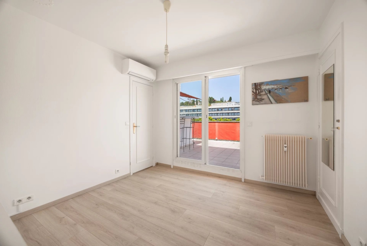 NICE OUEST FAC DE LETTRE – SUPERBE DERNIER ETAGE  AVEC GRANDES TERRASSES ET VUE MER