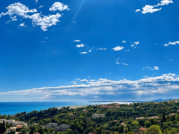 NICE CORNICHE BELLEVUE – DANS UNE RESIDENCE DE STANDING AVEC PISCINE,  GRAND 3 P DE 80M2 AVEC VUE PANORAMIQUE
