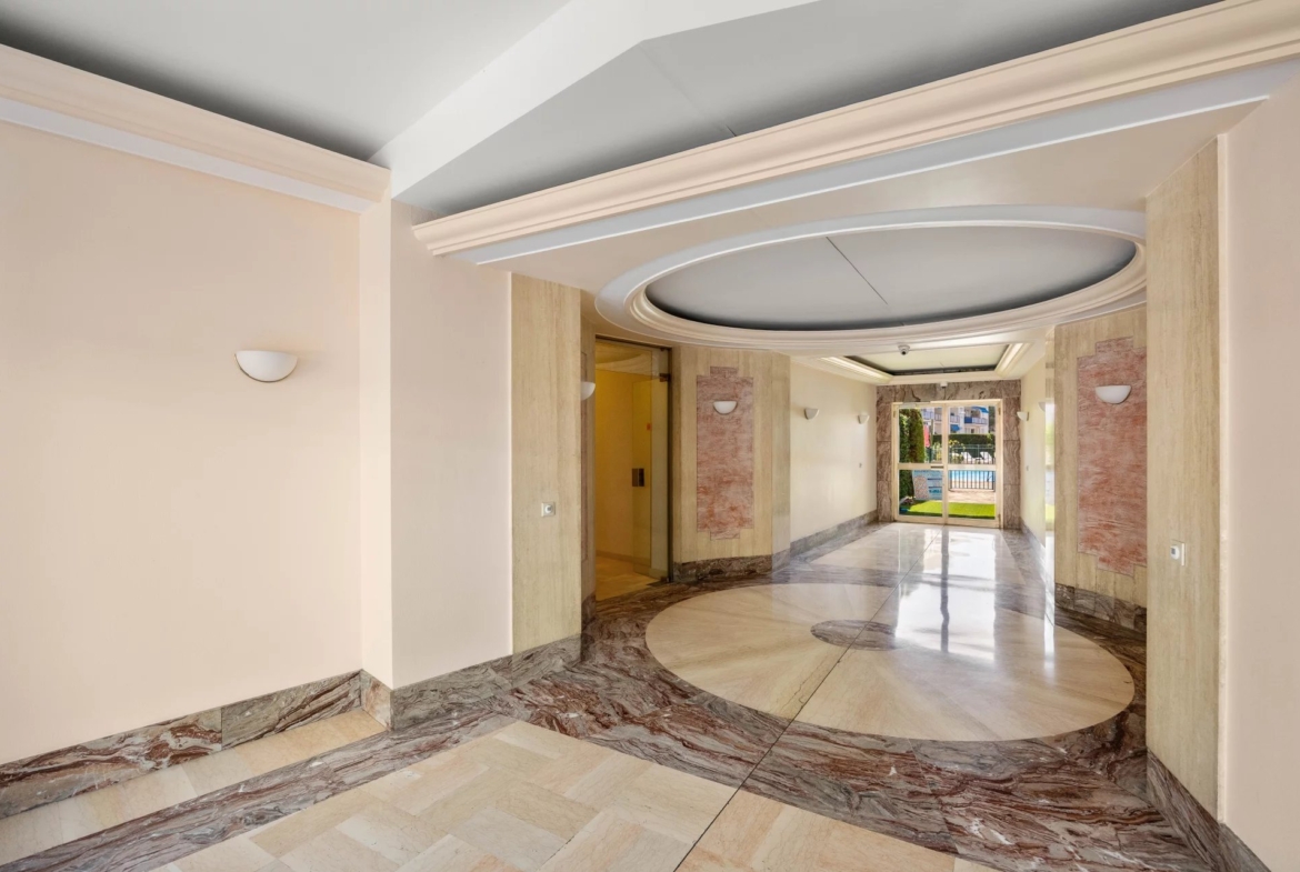 NICE OUEST FAC DE LETTRE – SUPERBE DERNIER ETAGE  AVEC GRANDES TERRASSES ET VUE MER