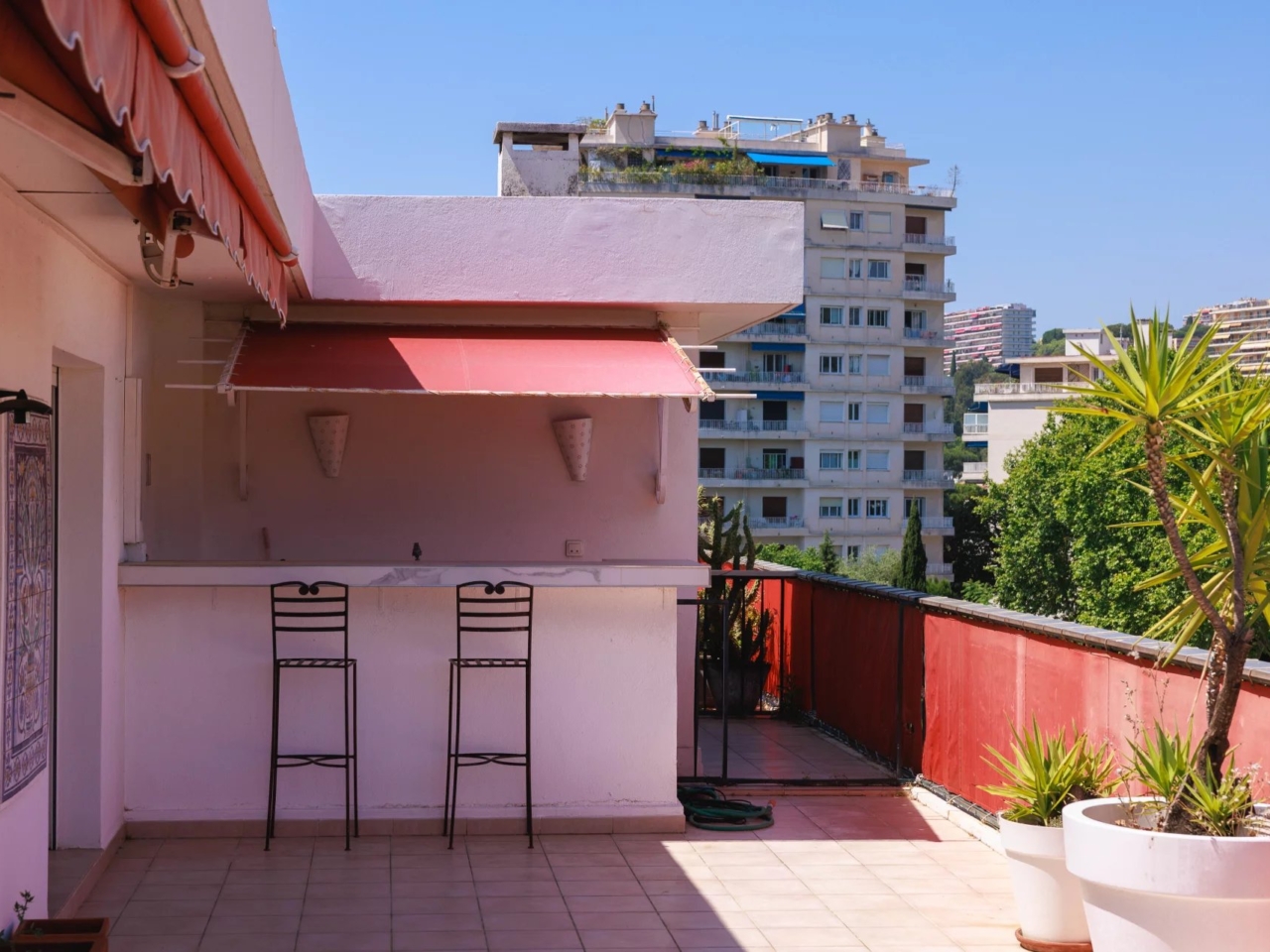 NICE OUEST FAC DE LETTRE – SUPERBE DERNIER ETAGE  AVEC GRANDES TERRASSES ET VUE MER