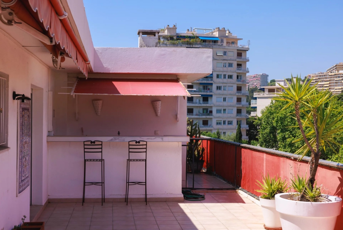 NICE OUEST FAC DE LETTRE – SUPERBE DERNIER ETAGE  AVEC GRANDES TERRASSES ET VUE MER