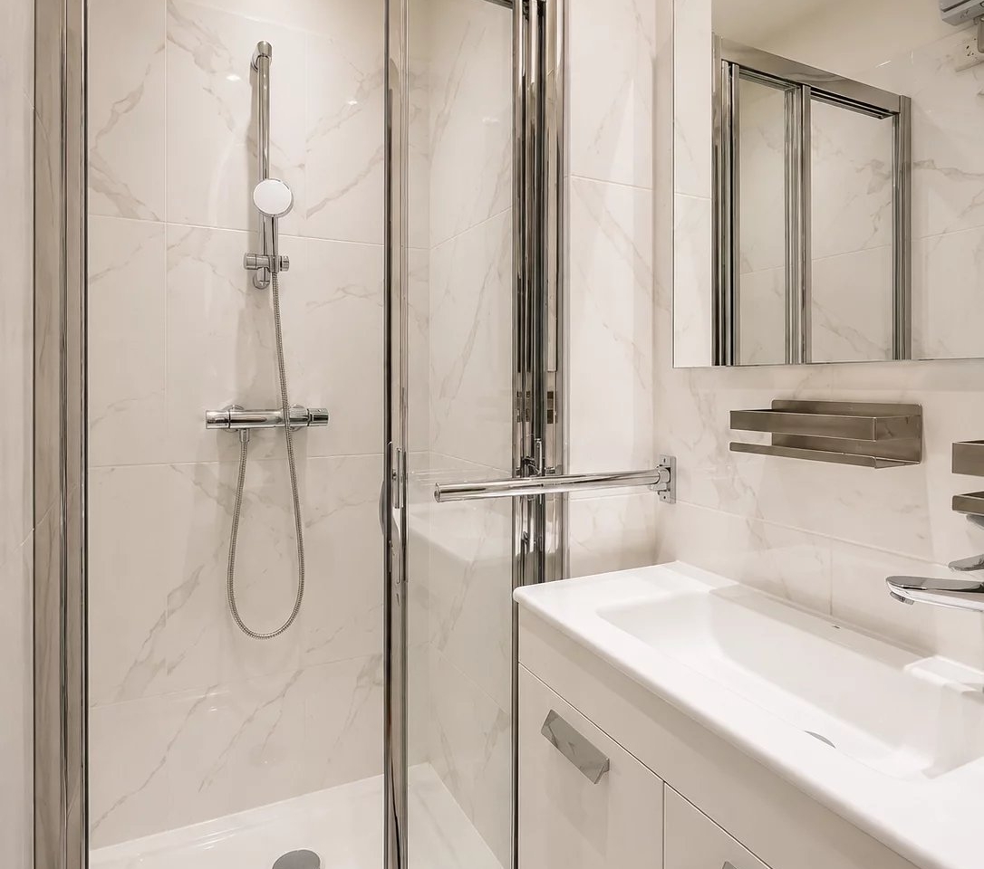 NICE CORNICHE BELLEVUE – DANS UNE RESIDENCE DE STANDING AVEC PISCINE,  GRAND 3 P DE 80M2 AVEC VUE PANORAMIQUE