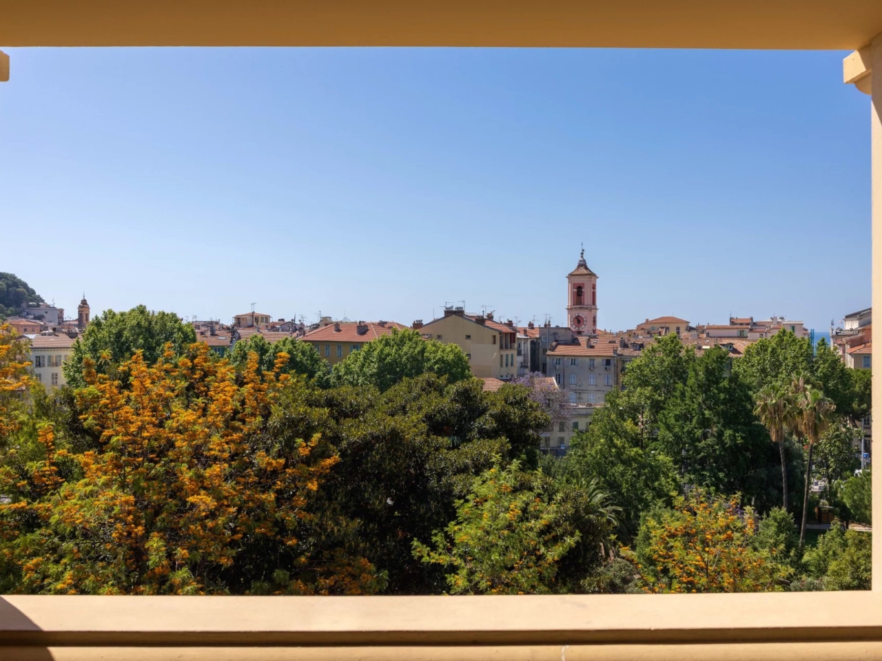 SUPERBE APPARTEMENT AVEC VUE PANORAMIQUE AU COEUR DE LA VILLE